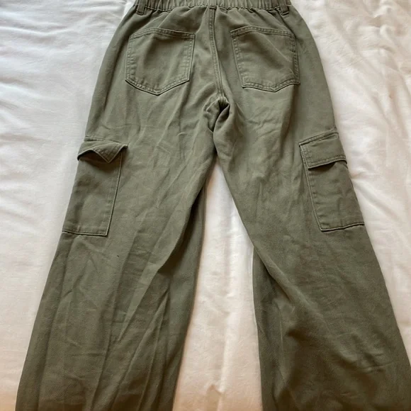 I am selling these green cargo jeans from forever 21, and they are really comfy. - Picture 2 of 8